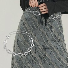 Cintura con catena decorativa