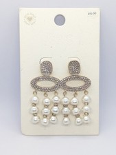 Orecchini di perle finte