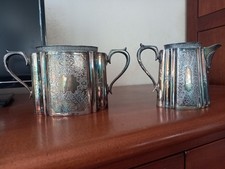 ZUCCHERIERA E LATTIERA SHEFFIELD INGLESI REALIZZATI IN METALLO ARGENTATO CON...