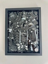 Quadro con bottiglia rotta