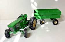 Trattore agricolo giocattolo