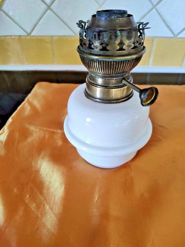 Ancienne lampe pétrole en - à,