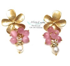 orecchini artigianali in Zama a forma di fiore fatti a mano con pietre rosa 