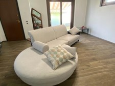 Divano in tessuto con penisola e mensola in radica, realizzato a mano.