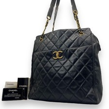 Borsa a tracolla CHANEL vintage nera in pelle di agnello trapuntata con logo ...