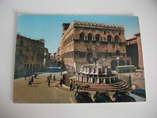 PERUGIA PALAZZO COMUNALE E FONTANA MAGGIORE TRAM VERDE AUTO BICI ANIMATA