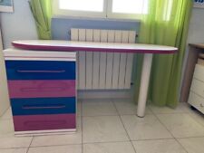 Scrivania laccata in 3 colori bianco blu e fucsia con base rimovibile