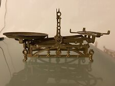 Antica bilancia in metallo da farmacia con un solo piatto