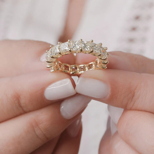 Anello con diamanti coltivati