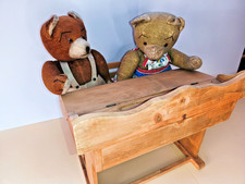 Due vecchi orsacchiotti con banco di scuola, orsacchiotti vecchi antichi probabilmente della RDT