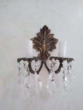 Antico applique ottone lavorato 2 luci candele con gocce cristallo pendenti 