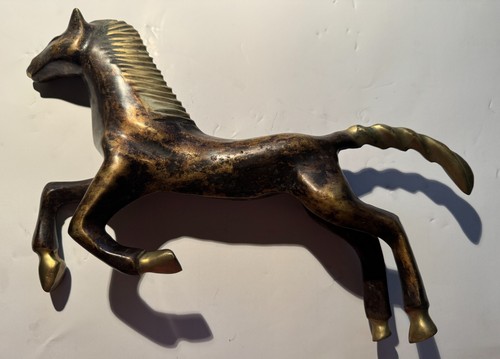 Bronze moderne qui représente