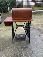 Antica macchina da cucire Singer con base in ghisa
