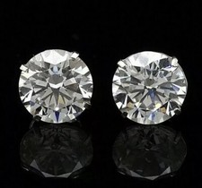 Orecchini a perno moissanite