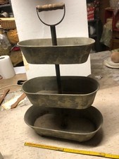 Antico portavasi a tre livelli in ferro battuto e lamiera zincata