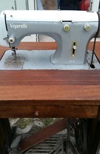 Antiquariato macchina da cucito antica.