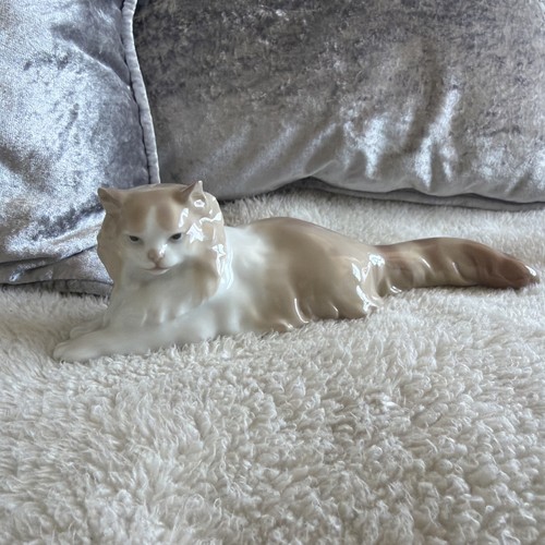 Statuina porcellana gatto