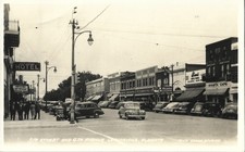 Auto, negozi, cinema Roxy a