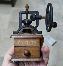 Vecchio antico macinino da