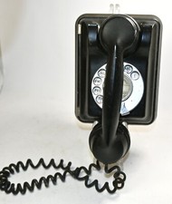 Antico telefono da parete