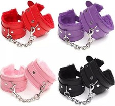 Sexy Shop Manette Pelose in Eco Pelle Polsiere con Peluches per Donna Coppia 