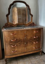 Comò a cassettoni con piano in marmo e specchiera anni '40 in stile Chippendale