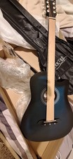 Chitarra acustica in legno con