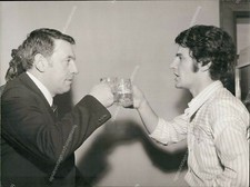 fo1115 foto originale fausto leali incontra il portiere dell' hotel ambasciatori