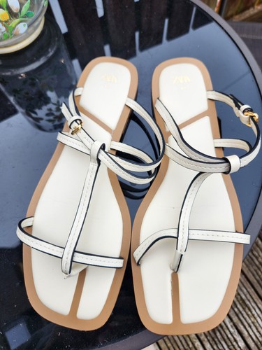 Sandali con cinturino - , zara
