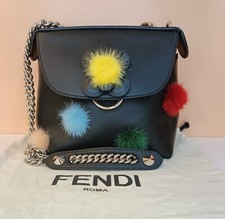 Fendi Borsetta zainetto Back to School pelle nera e pompon colorati