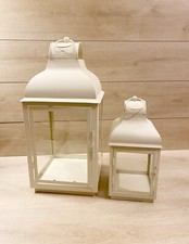 Set 2 Lanterne In Metallo Shabby Chic Bianco Caldo 16x16x24cm/ 24,5x24,5x53cm