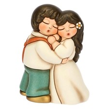 Sposini Thun abbracciati in