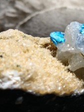 Minerale cavansite su - minerale@,