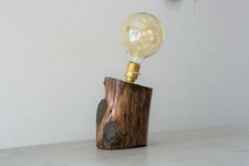 Lampada da tavolo in legno