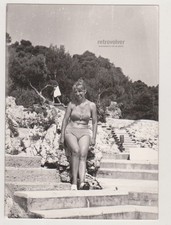 Bellissima donna in costume da