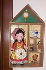 Bambola Fiba Da Collezione Con Casetta In Legno, Vintage, Anni 60/70