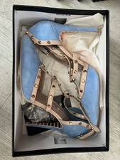 Tacchi blu e nudi stile