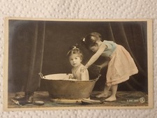 Cartolina Foto Bimba che fa il bagno ad altra bimba tinozza ZA1316 ^