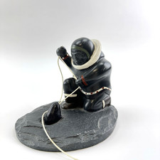 Statua Inuit BOMA dipinta a