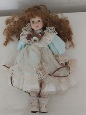 Bambola in porcellana da