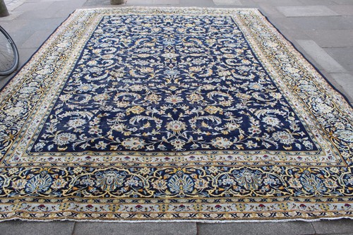 Tappeto vintage indossato