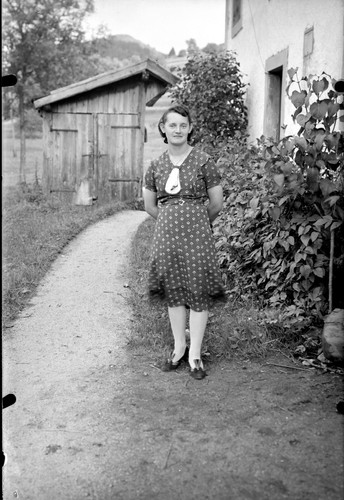 Ritratto donna piedi giardino - donna,