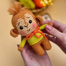 Bambola scimmia all'uncinetto