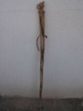 Un bastone da trekking montagna in legno di Eucalipto fatto completamente a mano