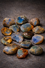 Rara pietra grezza ambra blu