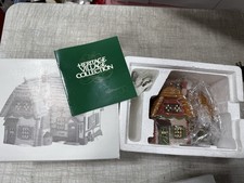 Dept 56 Heritage Dickens Village Series Cobb Cottage 5824-6 con luce, scatola, manicotto