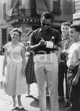 1958 GENOVA NERVI Harry BELAFONTE firma autografi in strada *Foto vintage (1)