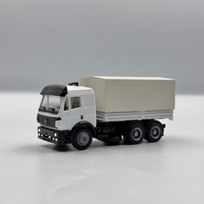 Camion militare bianco