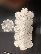 set di due bellissimi centrini fatti  a mano uno rettangolare 41x20 e uno tondo