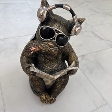 Loo time Leonardo bulldog